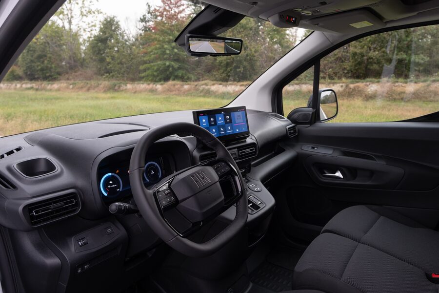 Cockpit des Fiat Doblò mit Touchscreen